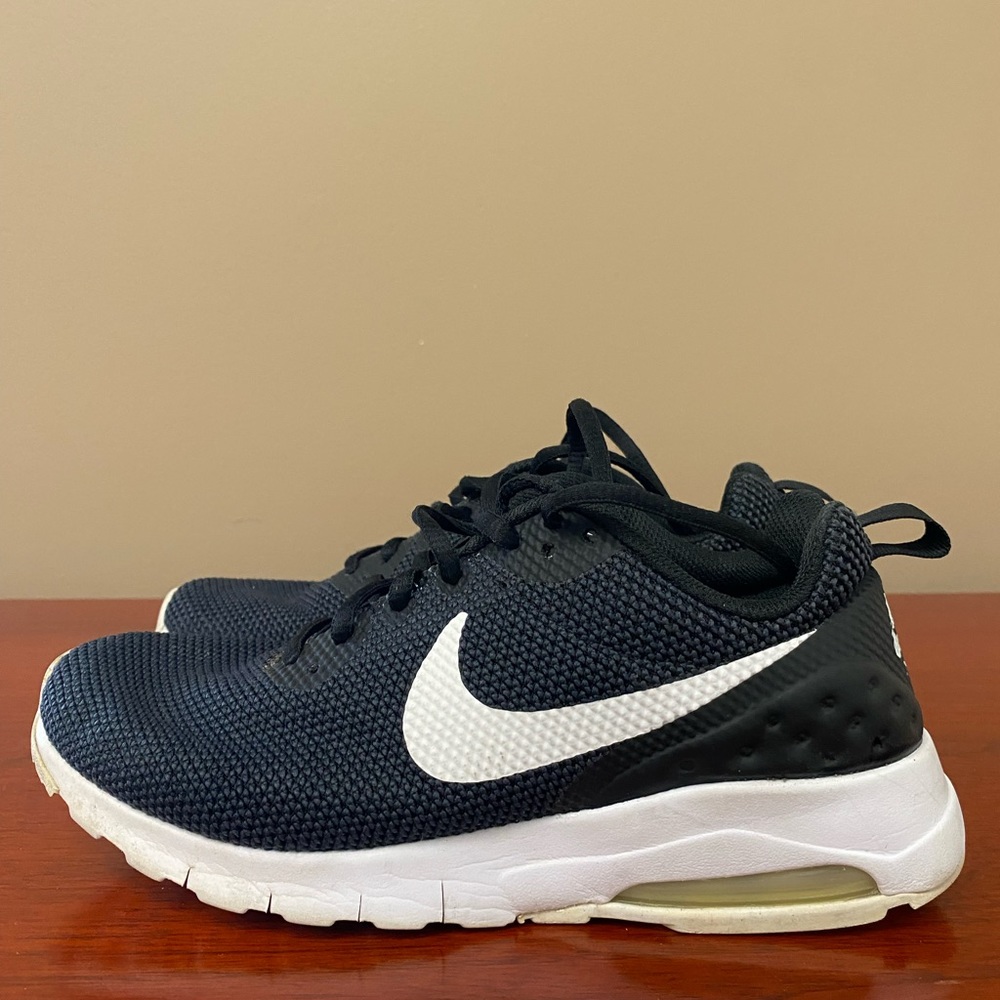 Nike Air Max black women’s size 7